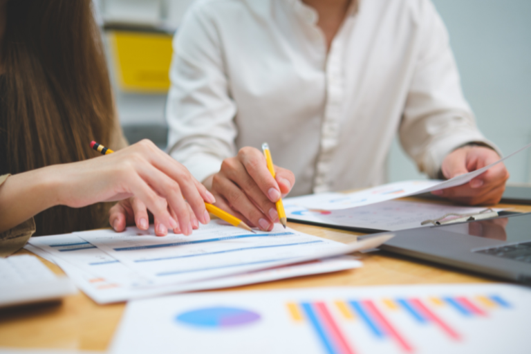 Chỉ số tài chính là những tiêu chí đo lường trực tiếp kết quả kinh doanh của doanh nghiệp, ví dụ: doanh thu, lợi nhuận, chi phí hoạt động, dòng tiền,...