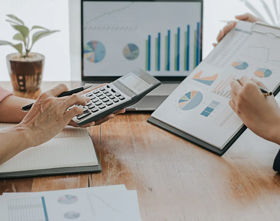 Vận hành tinh gọn (Lean) là phương pháp tổ chức và vận hành tập trung vào việc loại bỏ lãng phí, tối ưu quy trình và nâng cao giá trị mang lại cho khách hàng.